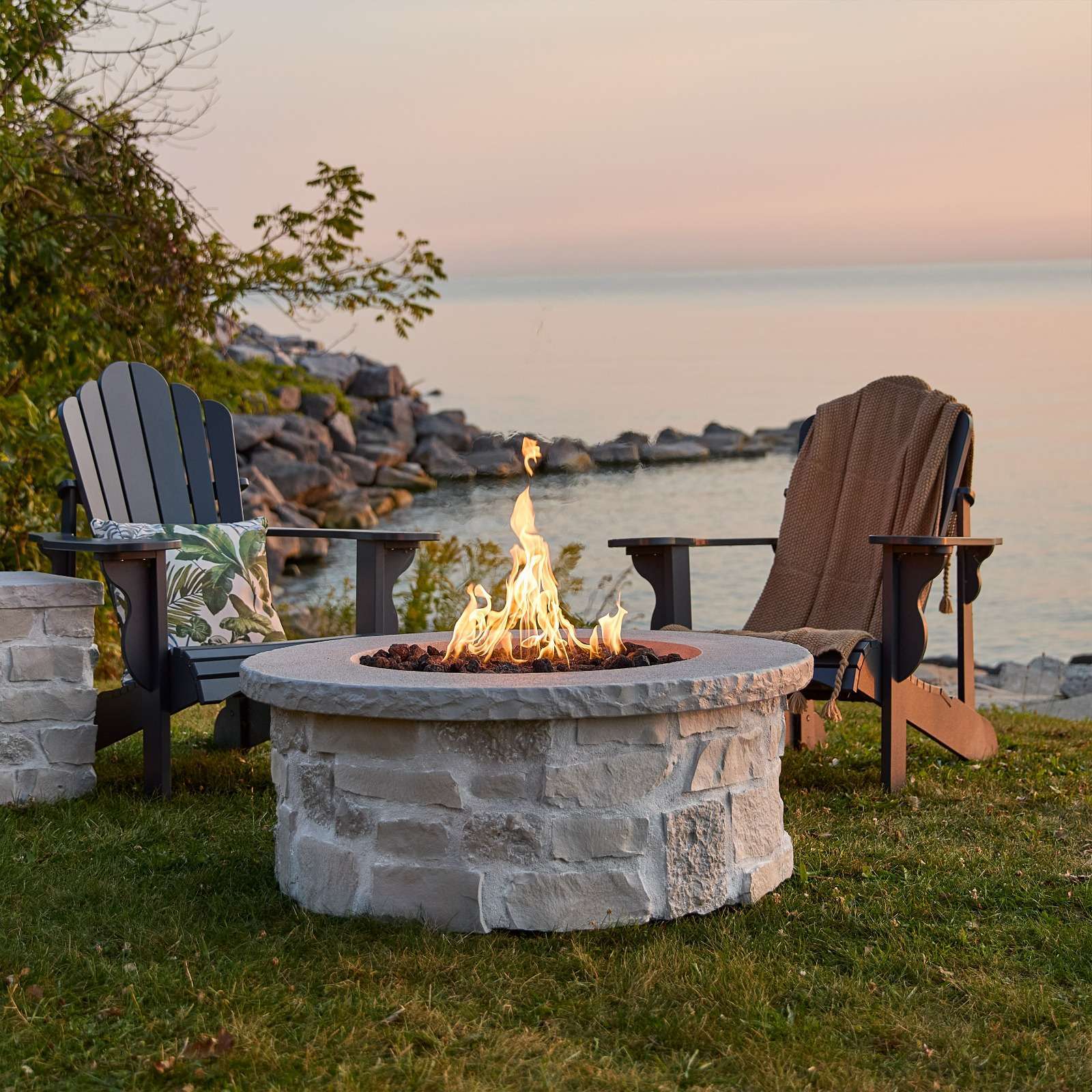 Real Flame Scottsdale 40" Round Propane Fire Pit Table